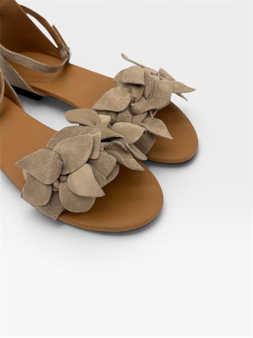Sandali flat con applicazione floreale in suede IL LACCIO | G10CAMOSCIOTERRA